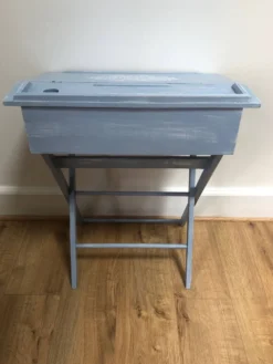Joli pupitre / bureau d’enfant en bois