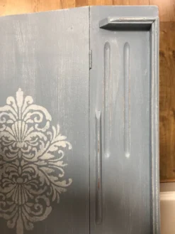 Joli pupitre / bureau d’enfant en bois
