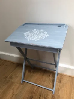 Joli pupitre / bureau d’enfant en bois