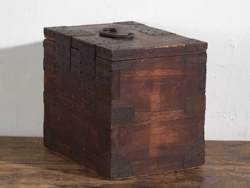 Ko-dansu japonais avec couvercle articulé et tiroirs en bois de paulownia, période Meiji–Taishō, circa 1868–1926