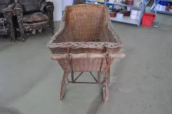 Landau vintage en osier et bois marron, années 1930, grandes roues et structure métal