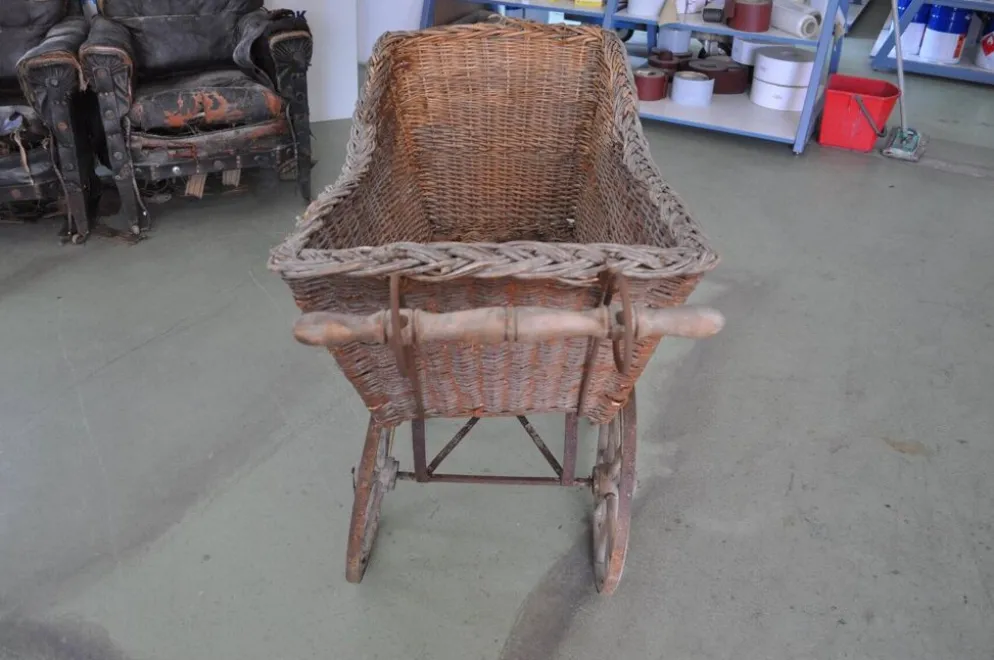 Landau vintage en osier et bois marron, années 1930, grandes roues et structure métal