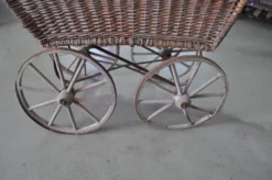 Landau vintage en osier et bois marron, années 1930, grandes roues et structure métal