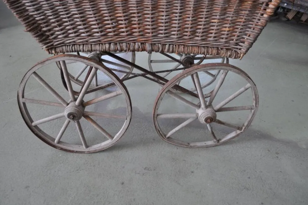 Landau vintage en osier et bois marron, années 1930, grandes roues et structure métal