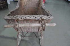 Landau vintage en osier et bois marron, années 1930, grandes roues et structure métal