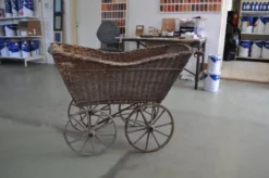 Landau vintage en osier et bois marron, années 1930, grandes roues et structure métal
