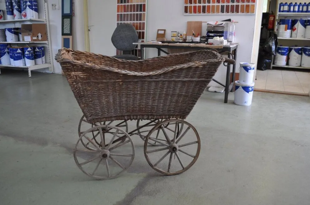 Landau vintage en osier et bois marron, années 1930, grandes roues et structure métal
