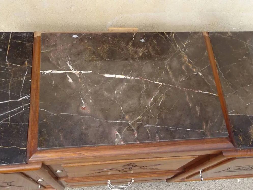 Large buffet en noyer massif, dessus en marbre noir