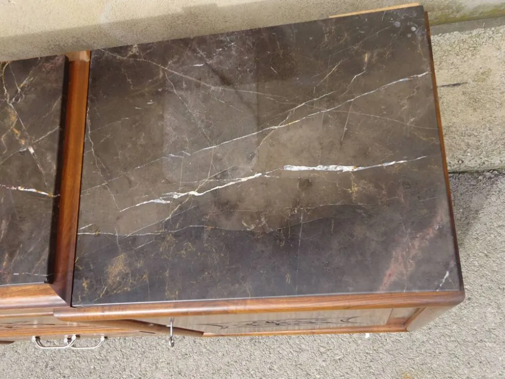 Large buffet en noyer massif, dessus en marbre noir