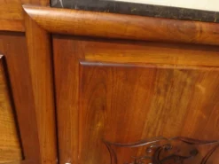Large buffet en noyer massif, dessus en marbre noir