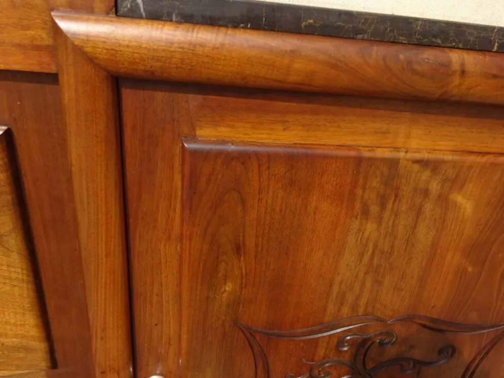 Large buffet en noyer massif, dessus en marbre noir