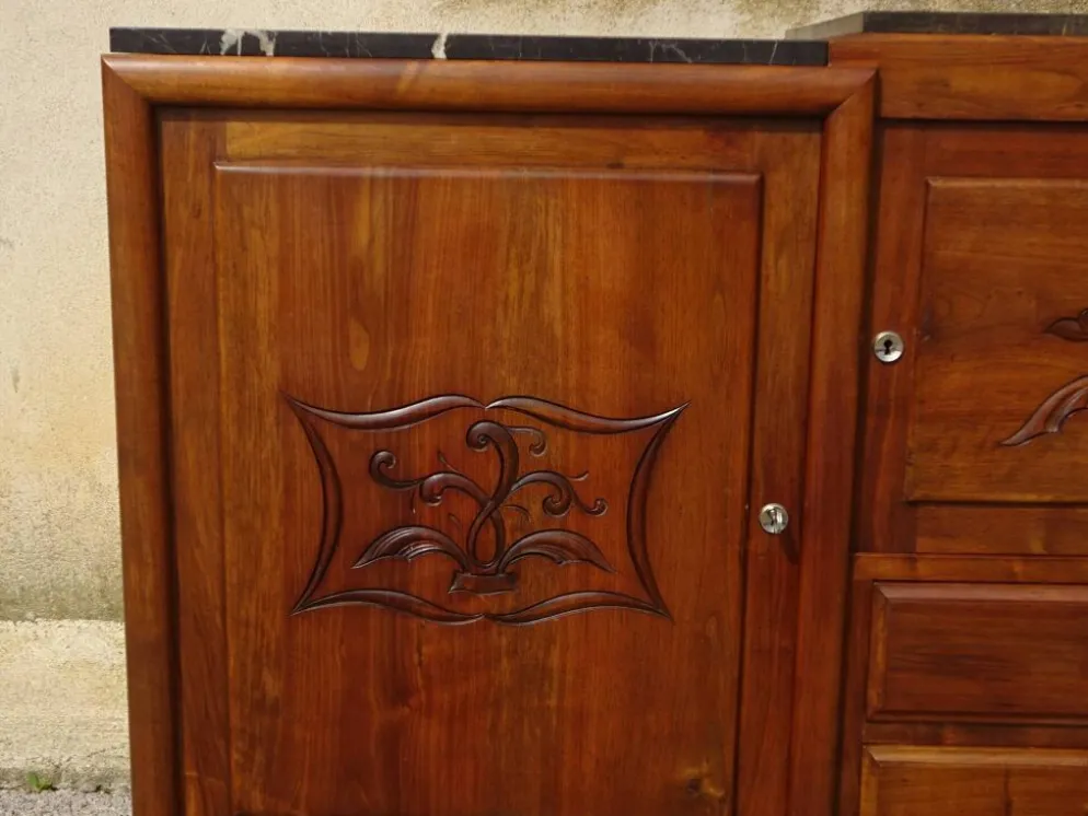 Large buffet en noyer massif, dessus en marbre noir