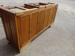 Large buffet en noyer massif, dessus en marbre noir