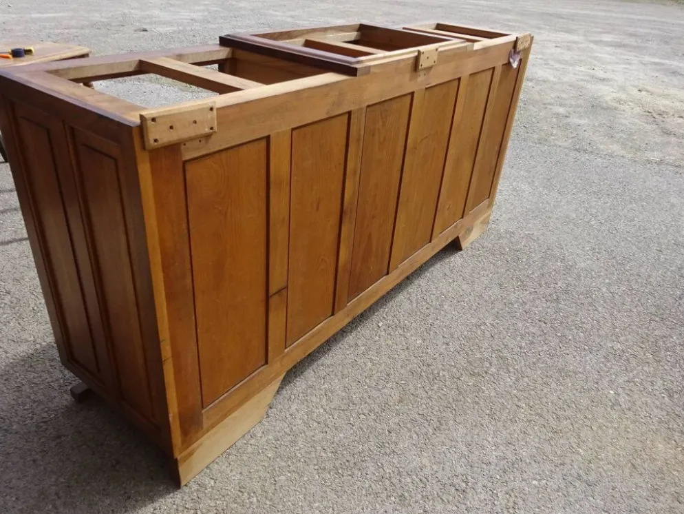 Large buffet en noyer massif, dessus en marbre noir
