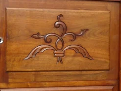 Large buffet en noyer massif, dessus en marbre noir