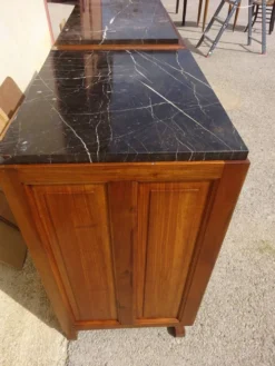 Large buffet en noyer massif, dessus en marbre noir