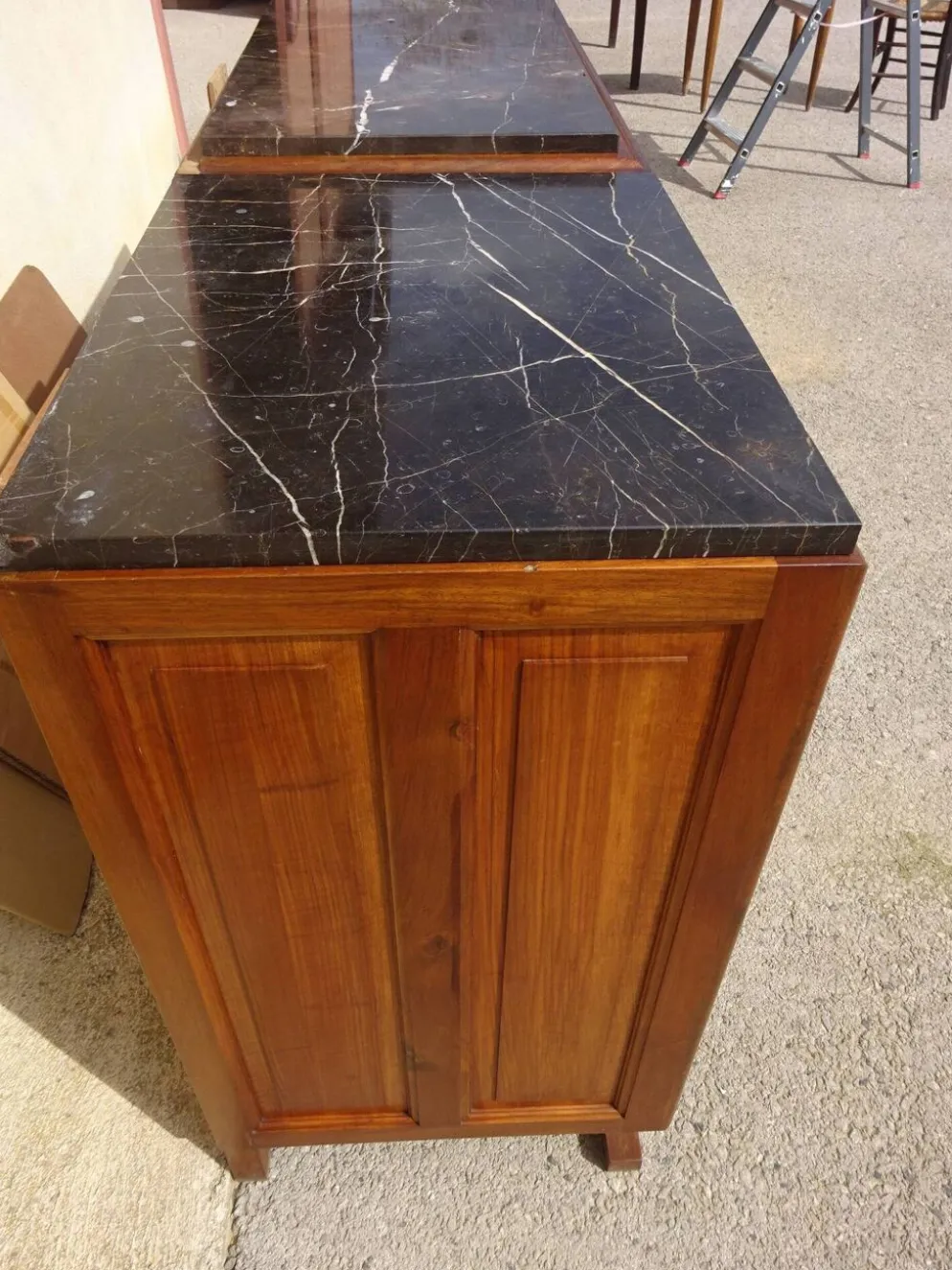 Large buffet en noyer massif, dessus en marbre noir