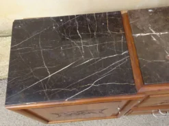 Large buffet en noyer massif, dessus en marbre noir