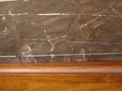 Large buffet en noyer massif, dessus en marbre noir