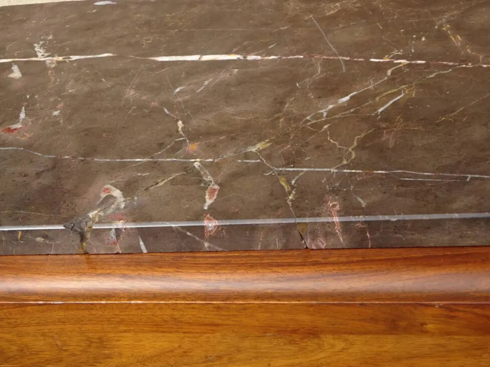 Large buffet en noyer massif, dessus en marbre noir