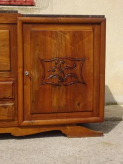 Large buffet en noyer massif, dessus en marbre noir