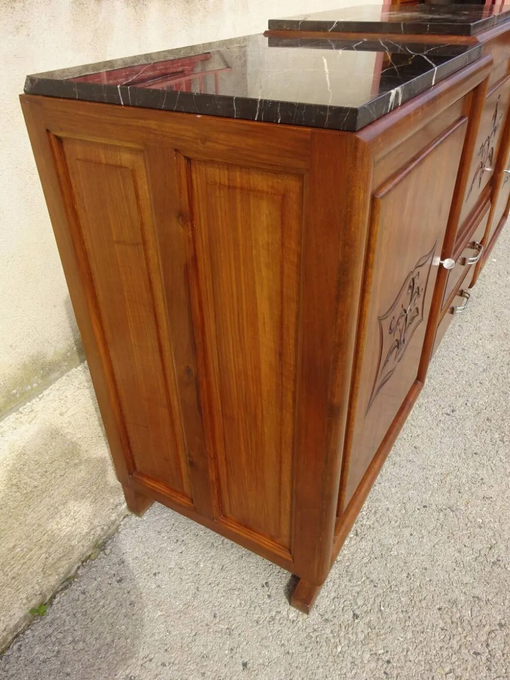 Large buffet en noyer massif, dessus en marbre noir