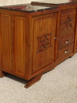 Large buffet en noyer massif, dessus en marbre noir