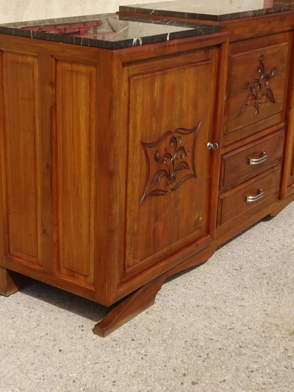 Large buffet en noyer massif, dessus en marbre noir