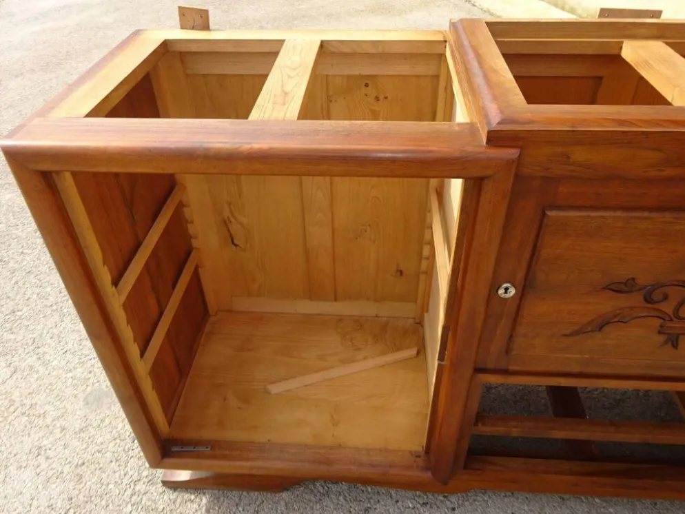 Large buffet en noyer massif, dessus en marbre noir