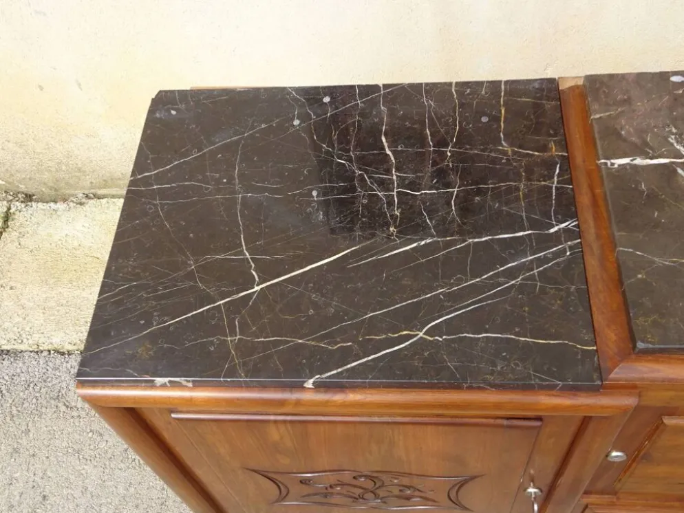 Large buffet en noyer massif, dessus en marbre noir