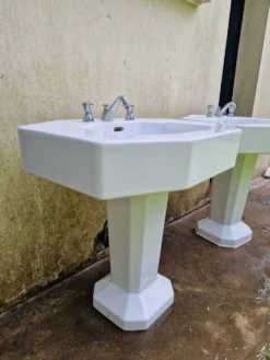 2 lavabos sur pieds style art deco