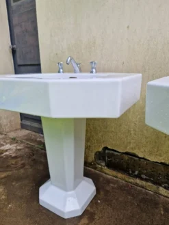 2 lavabos sur pieds style art deco