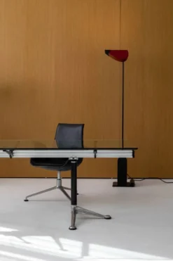 Le bureau emblématique Burdick Group de Bruce Burdick pour Herman Miller, années 1980.