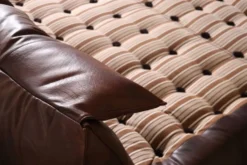 Le lit Bambole en cuir buffle par Mario Bellini pour B&B Italia, années 1970.