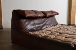 Le lit Bambole en cuir buffle par Mario Bellini pour B&B Italia, années 1970.