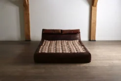Le lit Bambole en cuir buffle par Mario Bellini pour B&B Italia, années 1970.