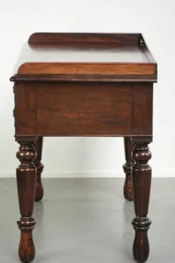 Élégant bureau / table d'écriture anglaise antique du milieu du XIXe siècle