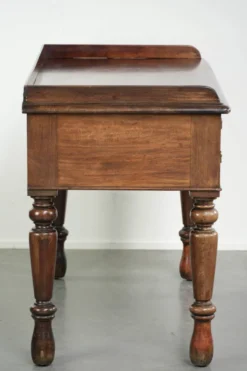 Élégant bureau / table d'écriture anglaise antique du milieu du XIXe siècle