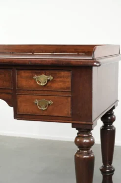Élégant bureau / table d'écriture anglaise antique du milieu du XIXe siècle