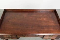 Élégant bureau / table d'écriture anglaise antique du milieu du XIXe siècle