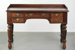 Élégant bureau / table d'écriture anglaise antique du milieu du XIXe siècle