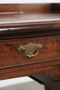Élégant bureau / table d'écriture anglaise antique du milieu du XIXe siècle