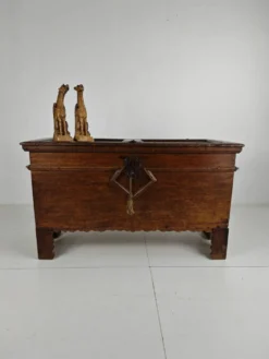 Élégant coffre en chêne du XVIIIe siècle – daté de 1756