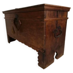 Élégant coffre en chêne du XVIIIe siècle – daté de 1756