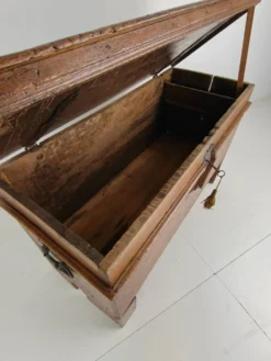 Élégant coffre en chêne du XVIIIe siècle – daté de 1756