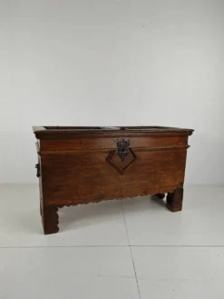Élégant coffre en chêne du XVIIIe siècle – daté de 1756