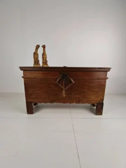 Élégant coffre en chêne du XVIIIe siècle – daté de 1756