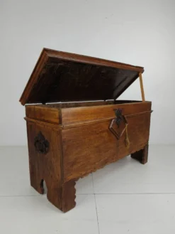 Élégant coffre en chêne du XVIIIe siècle – daté de 1756