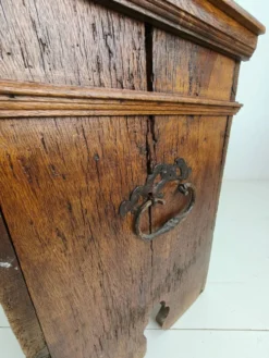 Élégant coffre en chêne du XVIIIe siècle – daté de 1756
