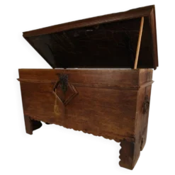 Élégant coffre en chêne du XVIIIe siècle – daté de 1756